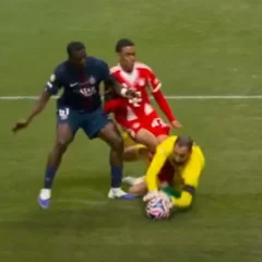 Jamal Musiala deixou a derrota do Bayern de Munique para o PSG com uma lesão assustadora e pode ficar fora dos gramados por até cinco meses, segundo o jornal alemão Bild.
