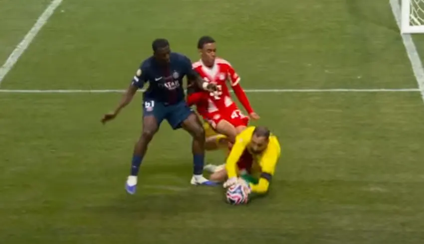 Jamal Musiala deixou a derrota do Bayern de Munique para o PSG com uma lesão assustadora e pode ficar fora dos gramados por até cinco meses, segundo o jornal alemão Bild.