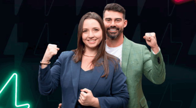 Carol e Radamés são os grandes campeões do Power Couple 2025 (Record). O casal recebeu 54,24% dos votos, ganhou R$ 446 mil