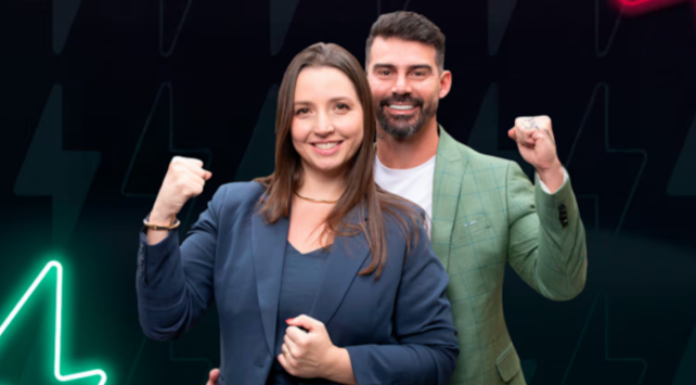 Carol e Radamés são os grandes campeões do Power Couple 2025 (Record). O casal recebeu 54,24% dos votos, ganhou R$ 446 mil