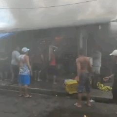 Um incêndio destruiu completamente uma barraca de madeira na feira do Barreiro, em Belém, na tarde deste sábado (12).