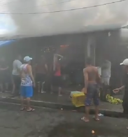 Um incêndio destruiu completamente uma barraca de madeira na feira do Barreiro, em Belém, na tarde deste sábado (12).