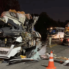 Um grave acidente envolvendo um caminhão, um micro-ônibus e um ônibus deixou cinco mortos na madrugada desta quarta-feira (16)