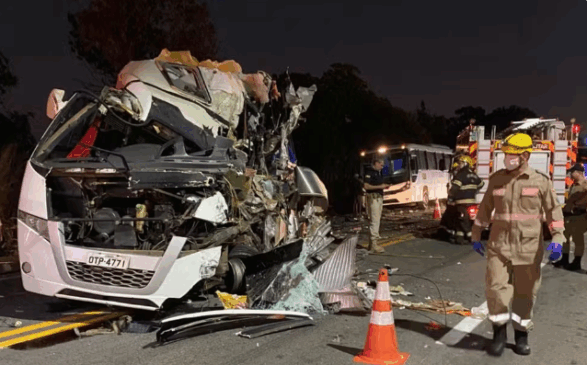 Um grave acidente envolvendo um caminhão, um micro-ônibus e um ônibus deixou cinco mortos na madrugada desta quarta-feira (16)