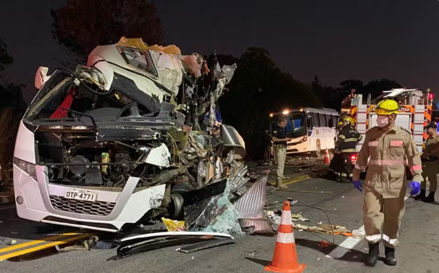 Um grave acidente envolvendo um caminhão, um micro-ônibus e um ônibus deixou cinco mortos na madrugada desta quarta-feira (16) Um grave acidente envolvendo um caminhão, um micro-ônibus e um ônibus deixou cinco mortos na madrugada desta quarta-feira (16)