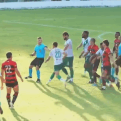 Jogador da Tuna se revoltou e tentar acertar o árbitro. Foto: Reprodução