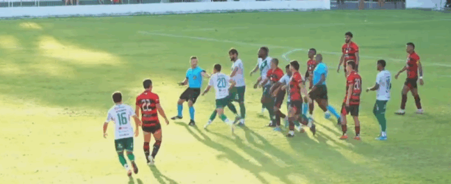 Jogador da Tuna se revoltou e tentar acertar o árbitro. Foto: Reprodução