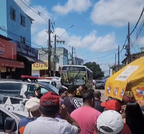 Um criminoso armado fez o motorista de um ônibus refém durante uma tentativa de assalto frustrada na manhã deste domingo (27), em Belém.
