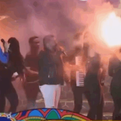 Incidente com fogo atinge cantora Nathy Souza em show da Limão com Mel; ela passa bem