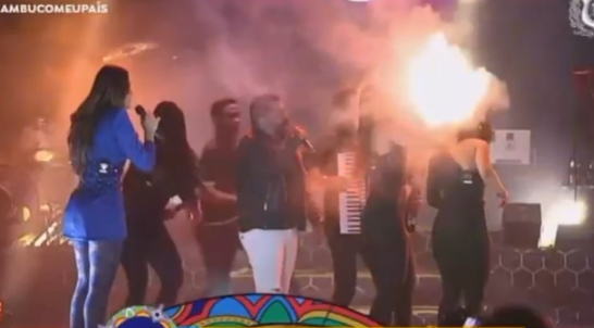 Incidente com fogo atinge cantora Nathy Souza em show da Limão com Mel; ela passa bem