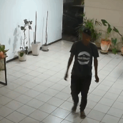 As imagens mostram que o arrombador chega ao local às 2h19 da madrugada de ontem portando uma sacola plástica verde.