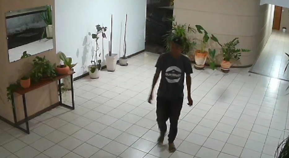 As imagens mostram que o arrombador chega ao local às 2h19 da madrugada de ontem portando uma sacola plástica verde. As imagens mostram que o arrombador chega ao local às 2h19 da madrugada de ontem portando uma sacola plástica verde.