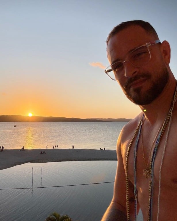 O artista, que passou por um transplante capilar em 2022, surpreendeu seus seguidores com uma aparência rejuvenescida e mais moderna.