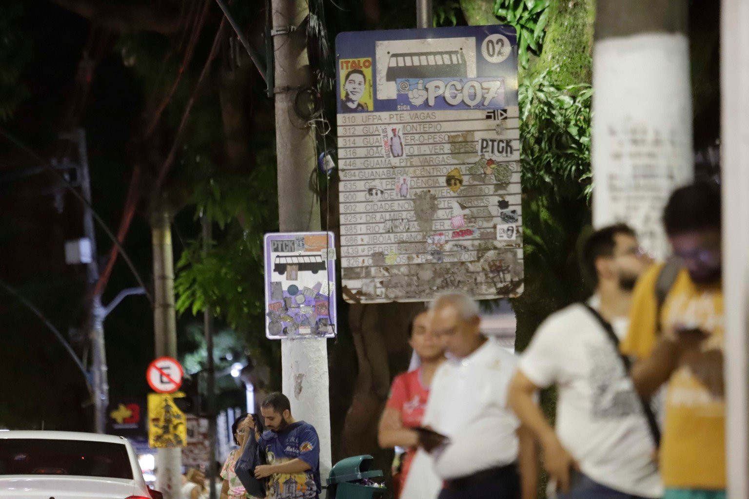 Longas esperas e ônibus lotados marcam a rotina de quem trabalha em Belém Longas esperas e ônibus lotados marcam a rotina de quem trabalha em Belém