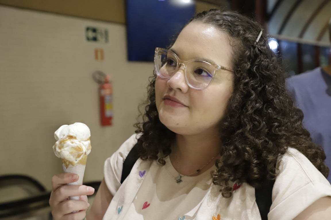 Suellen tem seu sorvete preferido no calor de Belém. Faturamento das sorveterias só cresce FOTOS: MAURO ÂNGELO
