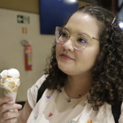 Suellen tem seu sorvete preferido no calor de Belém. Faturamento das sorveterias só cresce FOTOS: MAURO ÂNGELO