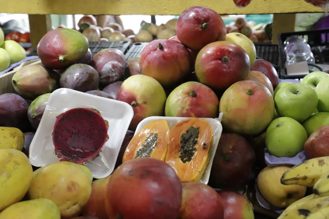 Para muitos belenenses, passar na feira pela manhã já virou uma rotina. O local costuma oferecer produtos fresquinhos e preços acessíveis. Fotos: Celso Rodrigues Para muitos belenenses, passar na feira pela manhã já virou uma rotina. O local costuma oferecer produtos fresquinhos e preços acessíveis. Fotos: Celso Rodrigues
