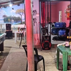 De acordo com a Polícia Militar, a confusão teve início quando um homem agrediu uma mulher dentro do bar, o que gerou tumulto entre os frequentadores