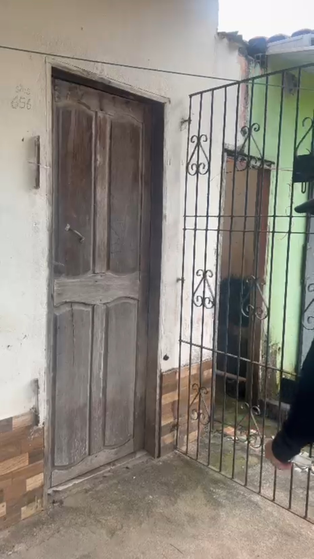 idoso passou a viver em situação de cárcere privado, sofrendo maus-tratos e tendo sua aposentadoria desviada por uma mulher que dizia cuidar dele.