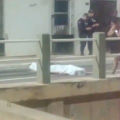 Um homem identificado como Arisson Almeida de Mescouto, de 27 anos, conhecido como “Babidi”, foi assassinado na noite de domingo (por volta das 22h45), na Travessa da Vileta