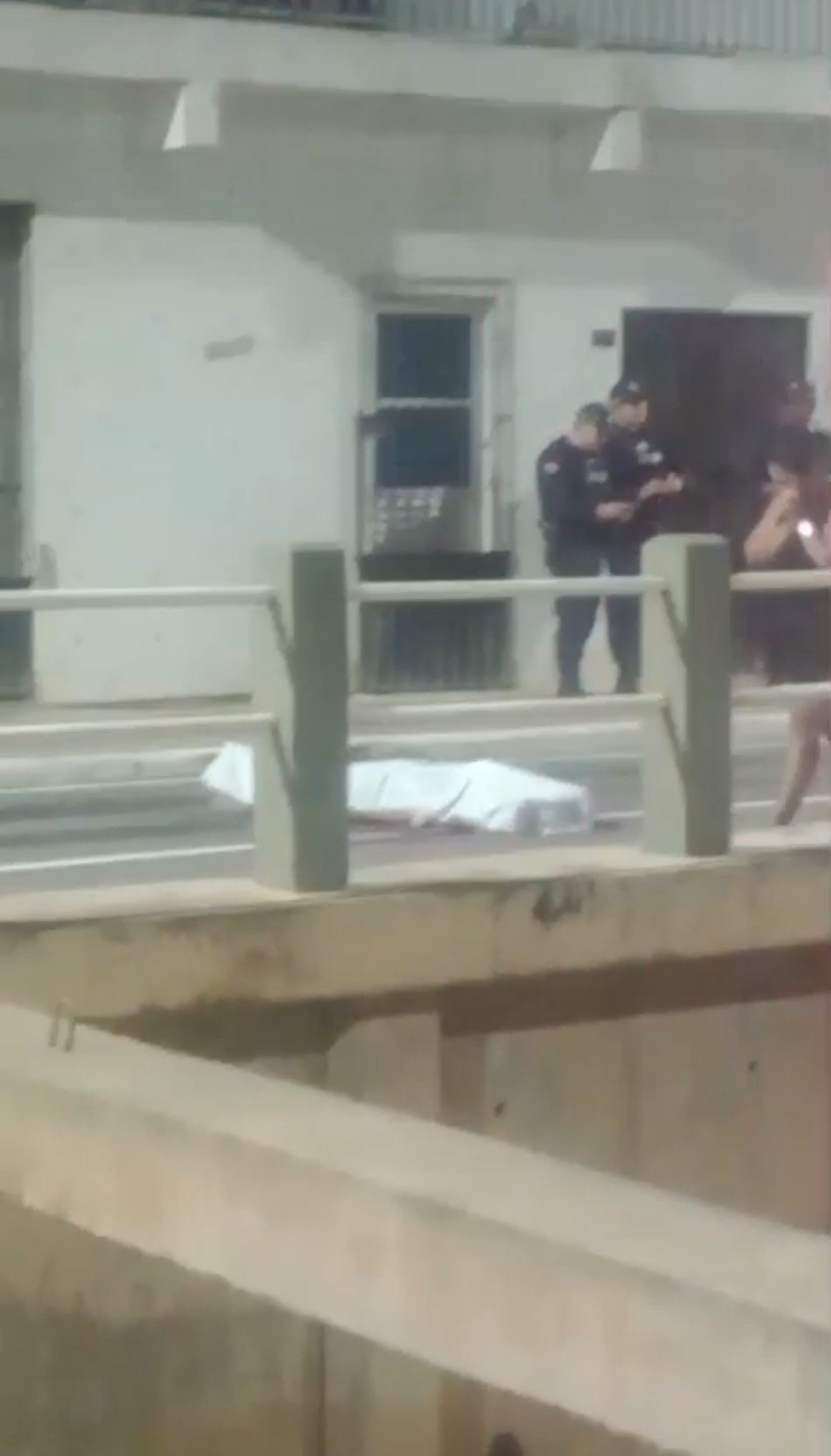 Um homem identificado como Arisson Almeida de Mescouto, de 27 anos, conhecido como “Babidi”, foi assassinado na noite de domingo (por volta das 22h45), na Travessa da Vileta