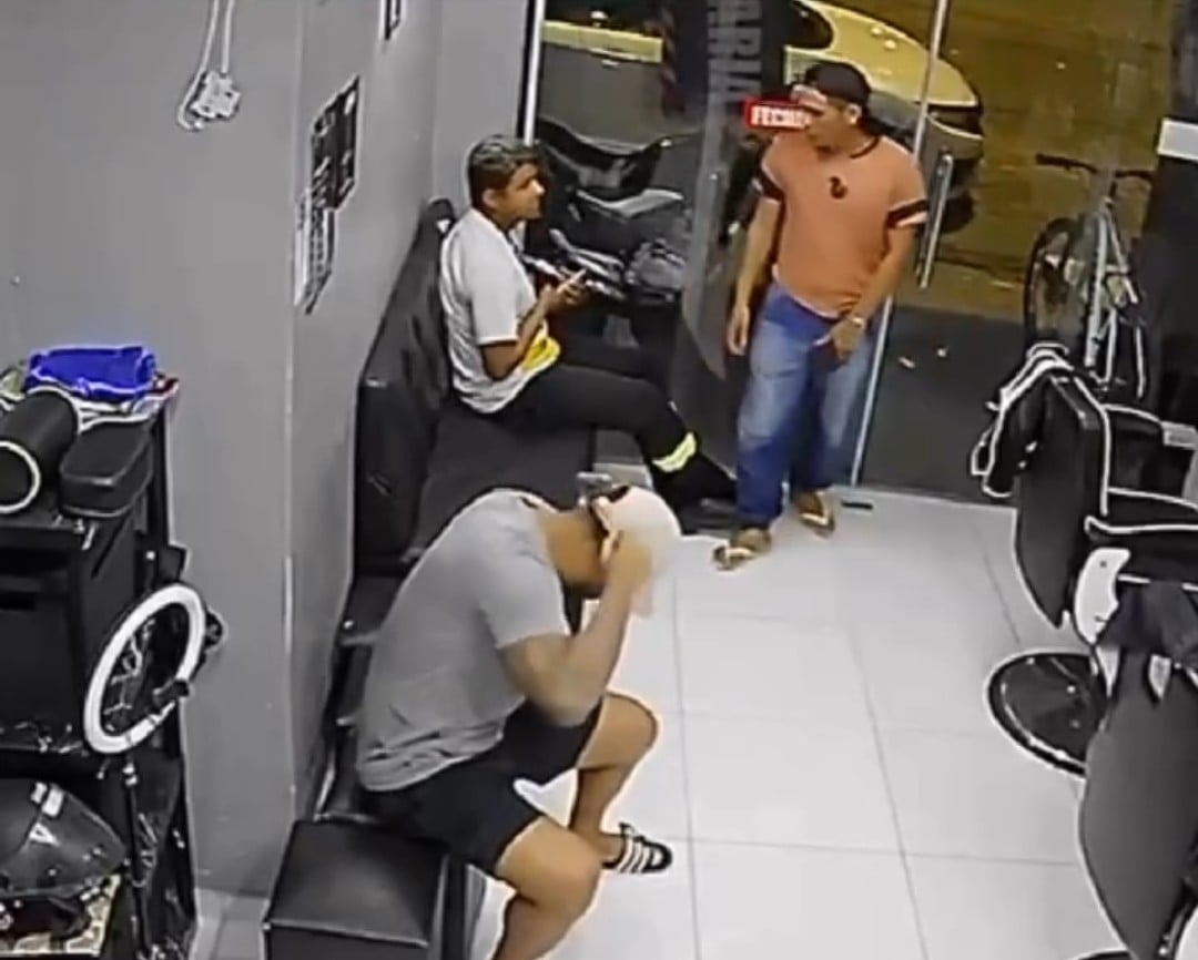 Assalto filmado termina em morte: criminoso é abatido ao trocar tiros com a PM