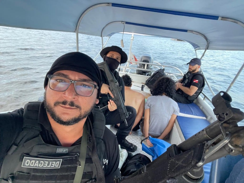 Após diligências contínuas, a equipe policial identificou os autores do crime: a ex-namorada da vítima, de 17 anos, e Ismael Sarraf Pantoja, de 18 anos, atual namorado dela. 