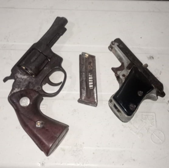 Dois suspeitos foram alvejados e mortos durante um confronto armado com policiais do 37º Batalhão da Polícia Militar, na passagem Vera Cruz, bairro da Terra Firme