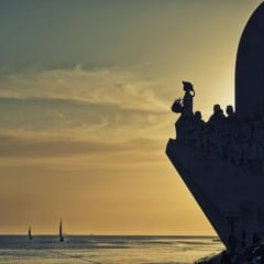 O monumento é imponente, tem 56 metros de altura (o equivalente a um prédio de 18 andares) por 46 metros de largura.