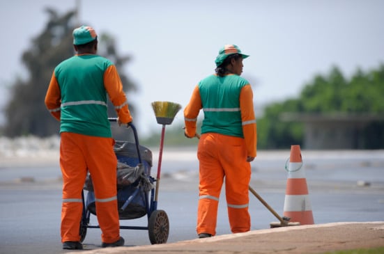 Uma trabalhadora responsável pela varrição de vias públicas garantiu na Justiça o direito ao recebimento de adicional de insalubridade em grau máximo