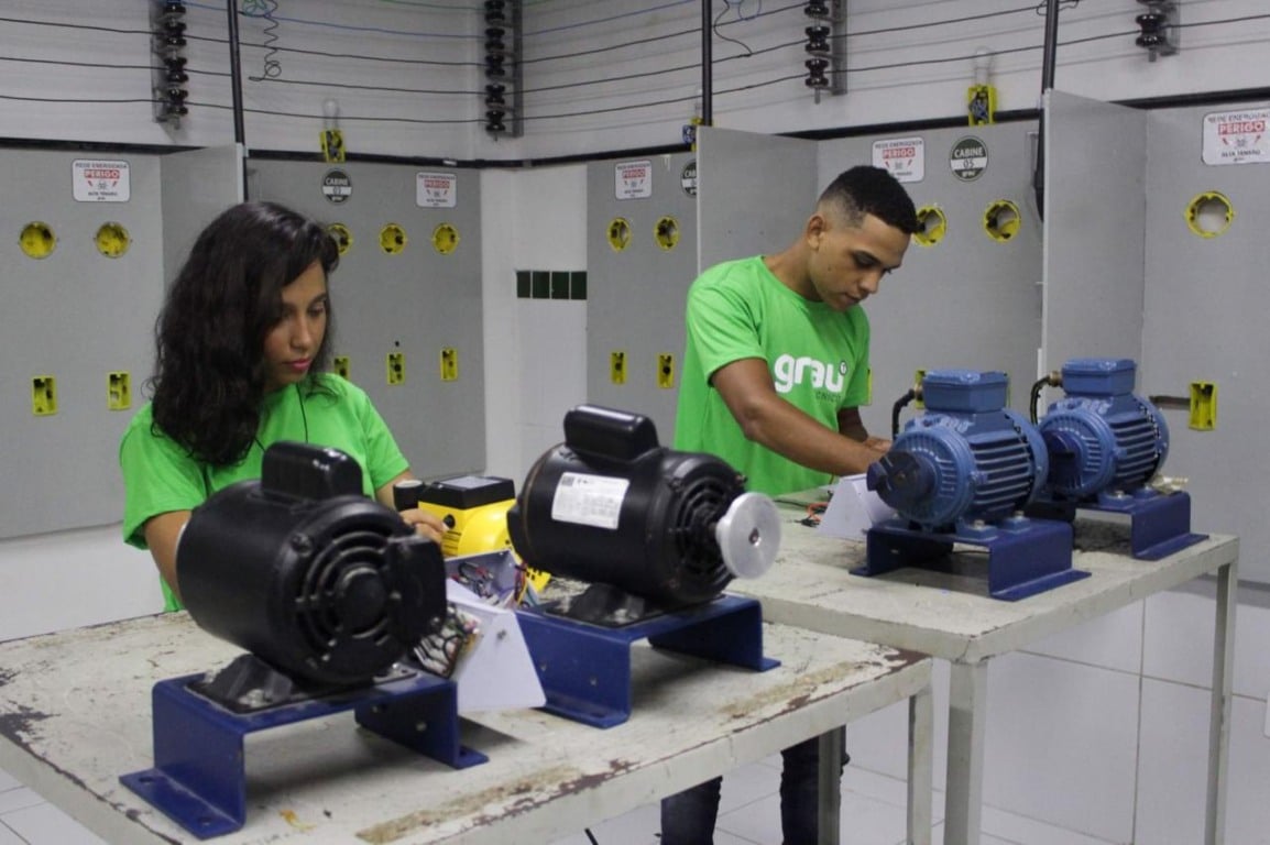 A iniciativa vai disponibilizar mais de 1.300 bolsas de estudos integrais para cursos técnicos e livres em todo o Brasil. A iniciativa vai disponibilizar mais de 1.300 bolsas de estudos integrais para cursos técnicos e livres em todo o Brasil.