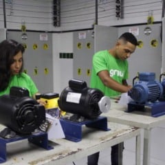 A iniciativa vai disponibilizar mais de 1.300 bolsas de estudos integrais para cursos técnicos e livres em todo o Brasil. 