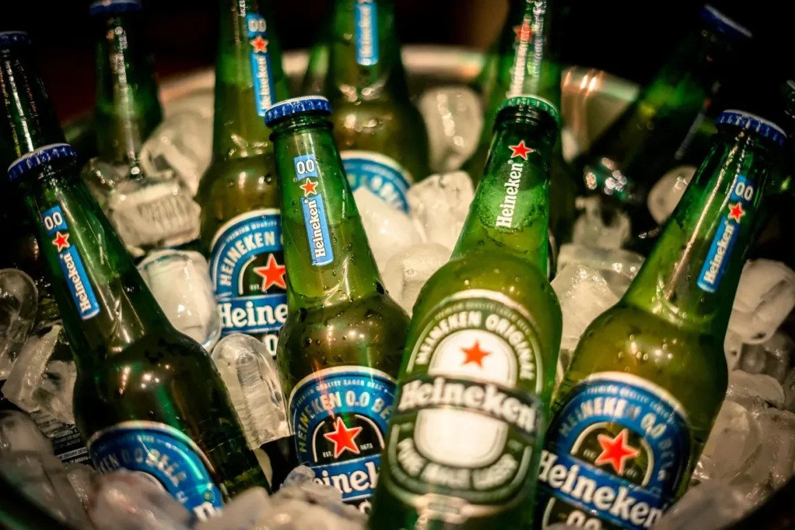 Os preços da cerveja no Brasil tiveram alta entre julho e agosto, puxados principalmente pelos aumentos da Heineken, que elevou em média 6%