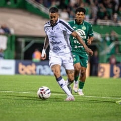 Foi um jogo truncado entre as duas equipes, que disputavam a presença nas primeiras colocações da competição.