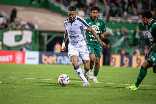 Foi um jogo truncado entre as duas equipes, que disputavam a presença nas primeiras colocações da competição.