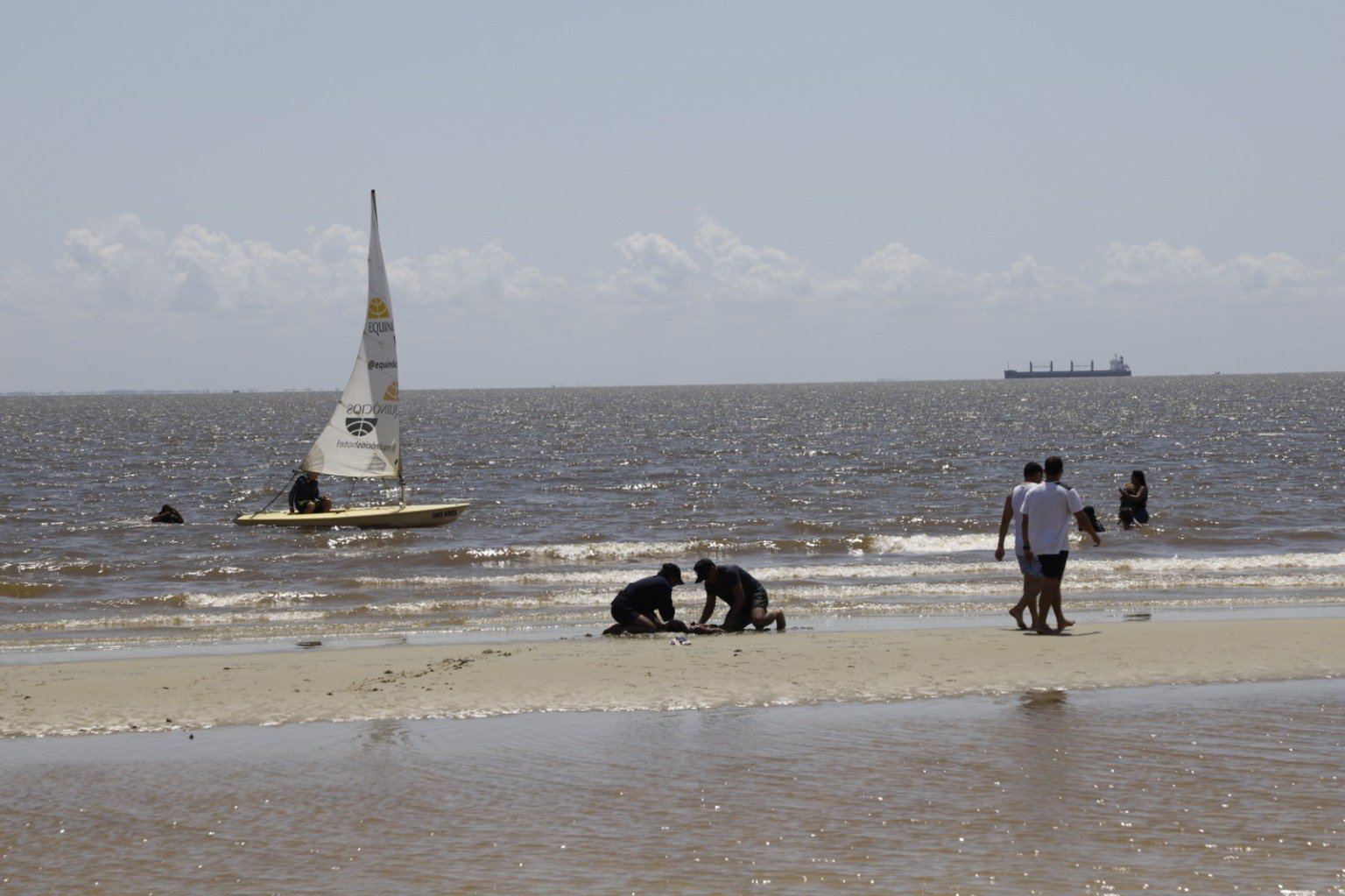 Distante a cerca de 90 quilômetros de Belém, a Praia do Caripi, localizada no município de Barcarena, é uma boa pedida para o verão.