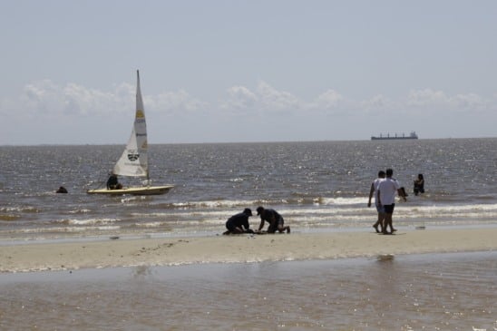 Distante a cerca de 90 quilômetros de Belém, a Praia do Caripi, localizada no município de Barcarena, é uma boa pedida para o verão.