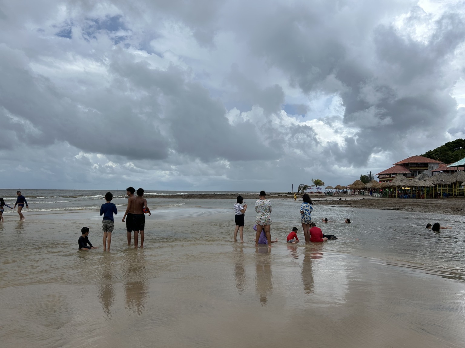 Um dos maiores atrativos naturais de Soure, a Praia do Pesqueiro, foi uma opção para muitos banhistas neste segundo final de semana de julho. Um dos maiores atrativos naturais de Soure, a Praia do Pesqueiro, foi uma opção para muitos banhistas neste segundo final de semana de julho.