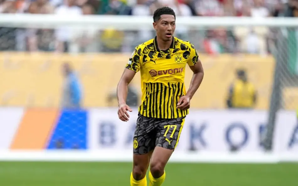 Jobe Bellingham, do Dortmund, levou cartão amarelo e está fora do próximo jogo, perdendo a chance de enfrentar o irmão, Jude Bellingham, do Real Madrid