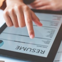 Com o crescimento das plataformas digitais de emprego, como LinkedIn, Gupy, Infojobs e Vagas.com, o currículo tradicional ganhou uma nova cara.