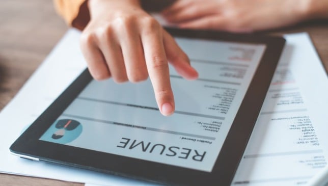Com o crescimento das plataformas digitais de emprego, como LinkedIn, Gupy, Infojobs e Vagas.com, o currículo tradicional ganhou uma nova cara.