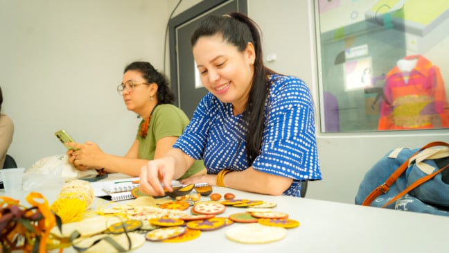 Às margens do Rio Arapiuns, na Comunidade Coroca, região oeste do Pará, cerca de 150 mulheres produzem arte a partir da natureza.