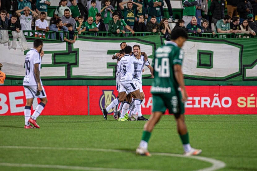 Luan Martins comemora o gol de empate. Foto: Samara Miranda/Remo