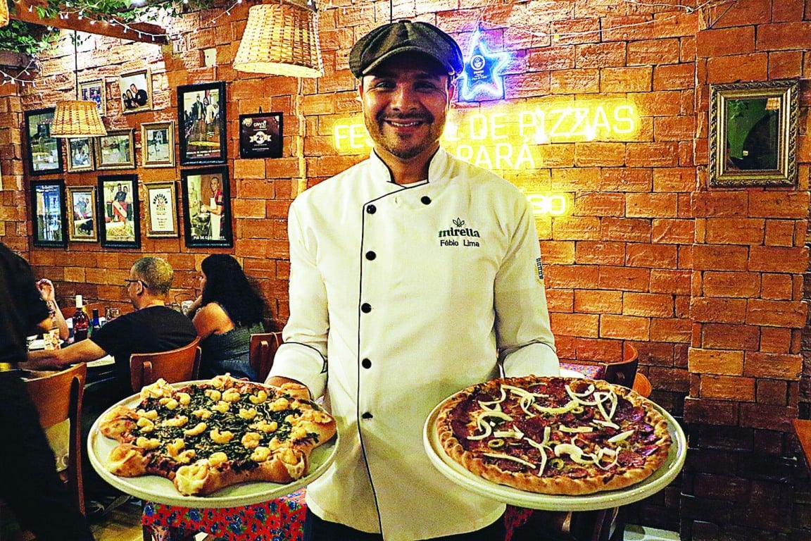 Belem, Pará, Brasil, Cidade. Retranca: DIA/ MUNDIAL/ PIZZA - Fábio Lima, proprietário. Gancho: Celebrada em 10 de julho, a data mais saborosa do calendário rende homenagens a um dos pratos mais amados do mundo: a pizza. A história da pizza remonta à Antiguidade, quando egípcios, gregos e romanos já produziam pães achatados com coberturas simples como azeite e ervas. No entanto, a versão mais próxima da pizza como conhecemos hoje surgiu no sul da Itália, especialmente em Nápoles, por volta do século XVIII. Foi entre as camadas mais humildes da população napolitana que a massa redonda com molho de tomate, queijo e outros ingredientes começou a se popularizar. Local: Pizza do Fábio - Tv Humaita - Marco - Belém. Data: 07/07/2025. Foto: Mauro Ângelo/ Diário do Pará.