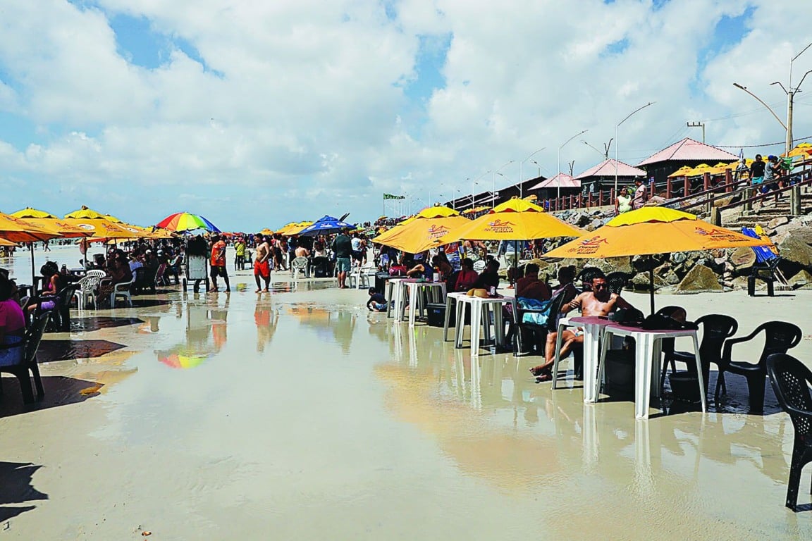 Bragança Pará, Brasil.  Último dia de férias  de julho na praia de Ajuruteua,  
Foto: Celso Rodrigues/ Diário do Pará.