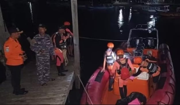 Equipe de resgate se prepara para mais uma rodada de buscas por vítimas de naufrágio em Bali — Foto: Reprodução / redes sociais
