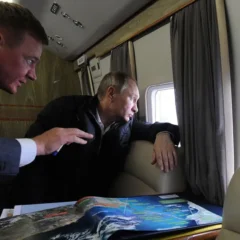 O ex-ministro dos Transportes da Rússia, Roman Starovoit, ao lado de Vladimir Putin – Foto: Mikhail Klimentyev/Sputnik Publicado primeiro em Banda B » Ministro russo é achado morto dentro de carro horas após ser demitido por Putin - https://www.bandab.com.br/internacional/ministro-russo-achado-morto/