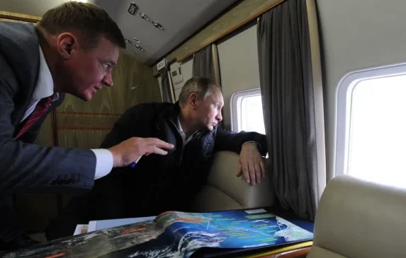 O ex-ministro dos Transportes da Rússia, Roman Starovoit, ao lado de Vladimir Putin – Foto: Mikhail Klimentyev/Sputnik Publicado primeiro em Banda B » Ministro russo é achado morto dentro de carro horas após ser demitido por Putin - https://www.bandab.com.br/internacional/ministro-russo-achado-morto/
