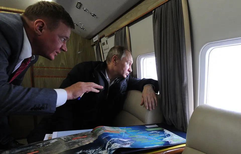 O ex-ministro dos Transportes da Rússia, Roman Starovoit, ao lado de Vladimir Putin – Foto: Mikhail Klimentyev/Sputnik Publicado primeiro em Banda B » Ministro russo é achado morto dentro de carro horas após ser demitido por Putin - https://www.bandab.com.br/internacional/ministro-russo-achado-morto/