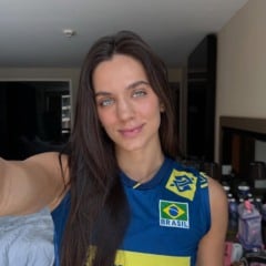 Após um 2024 marcado por lesões e superação, a central da seleção brasileira de vôlei, Júlia Kudiess, vive em 2025 o reconhecimento por sua retomada nas quadras.